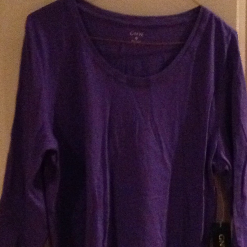 GNW Scoop Neck Tee and is long sleeved. Size XL